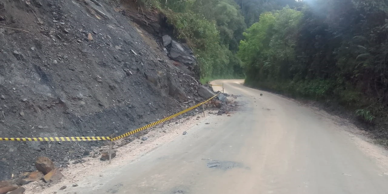 Trecho da PR-090 é interditado devido a novo escorregamento de terra