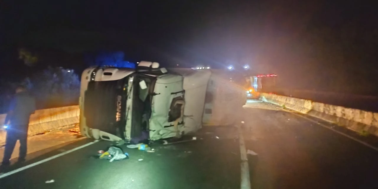 Tombamento de caminhão na BR-376 mobiliza PRF durante a madrugada