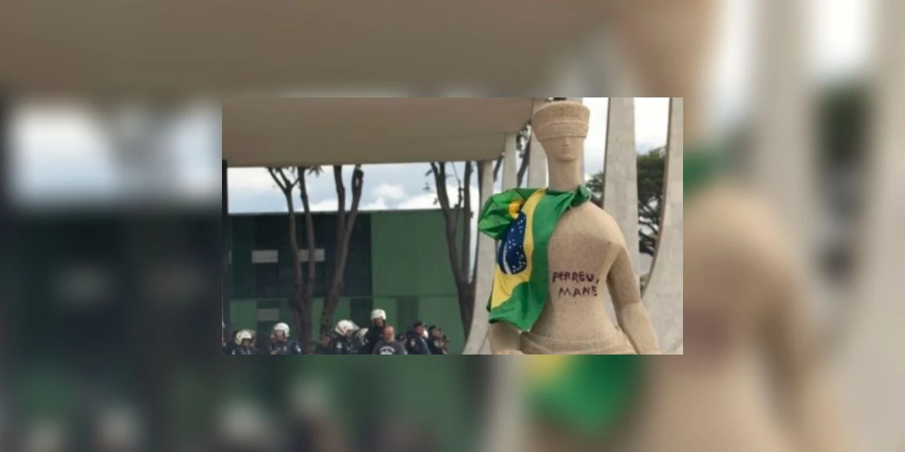Mulher que pichou 'perdeu, mané' em estátua da Justiça é presa pela PF