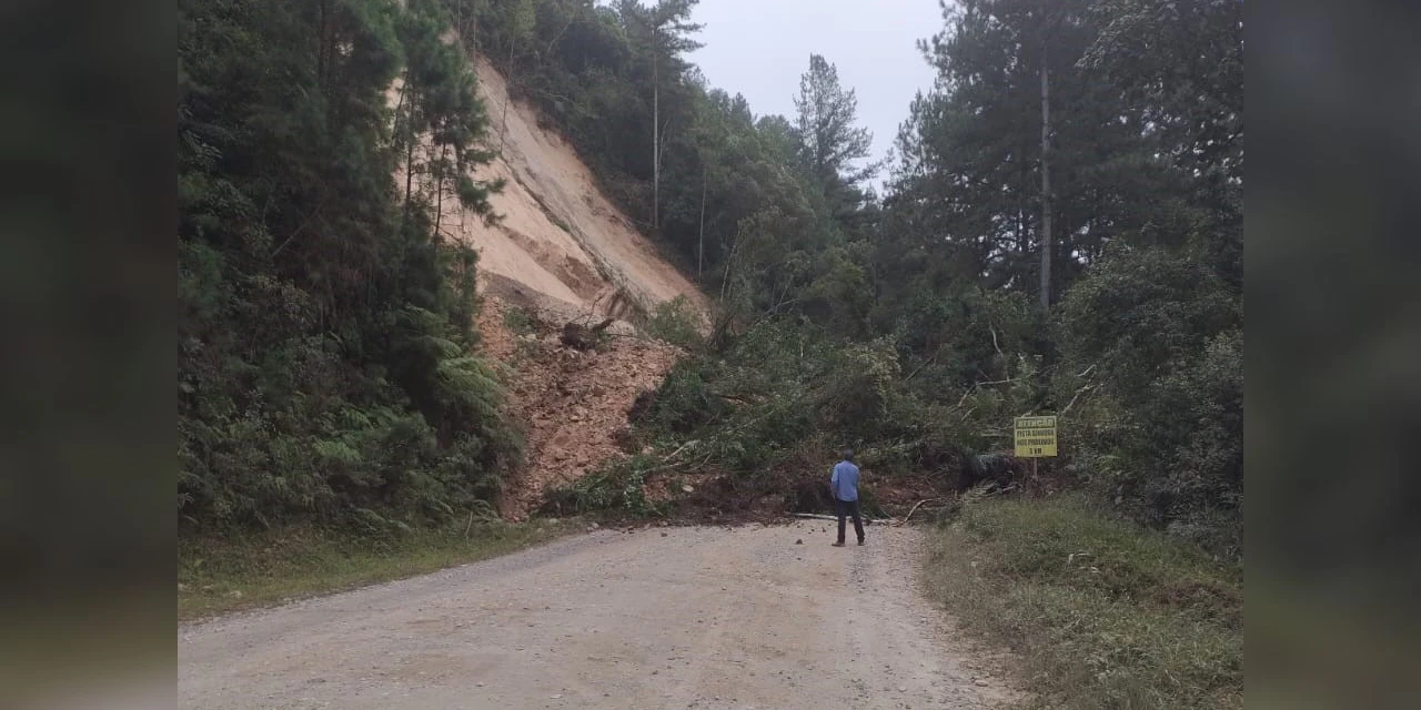Queda de barreira bloqueia rodovia no Paraná
