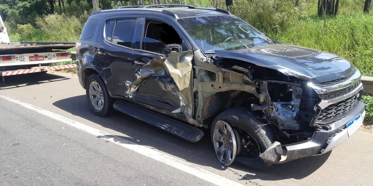 Passageira de SUV fica ferida após colisão com bitrem na Presidente Kennedy