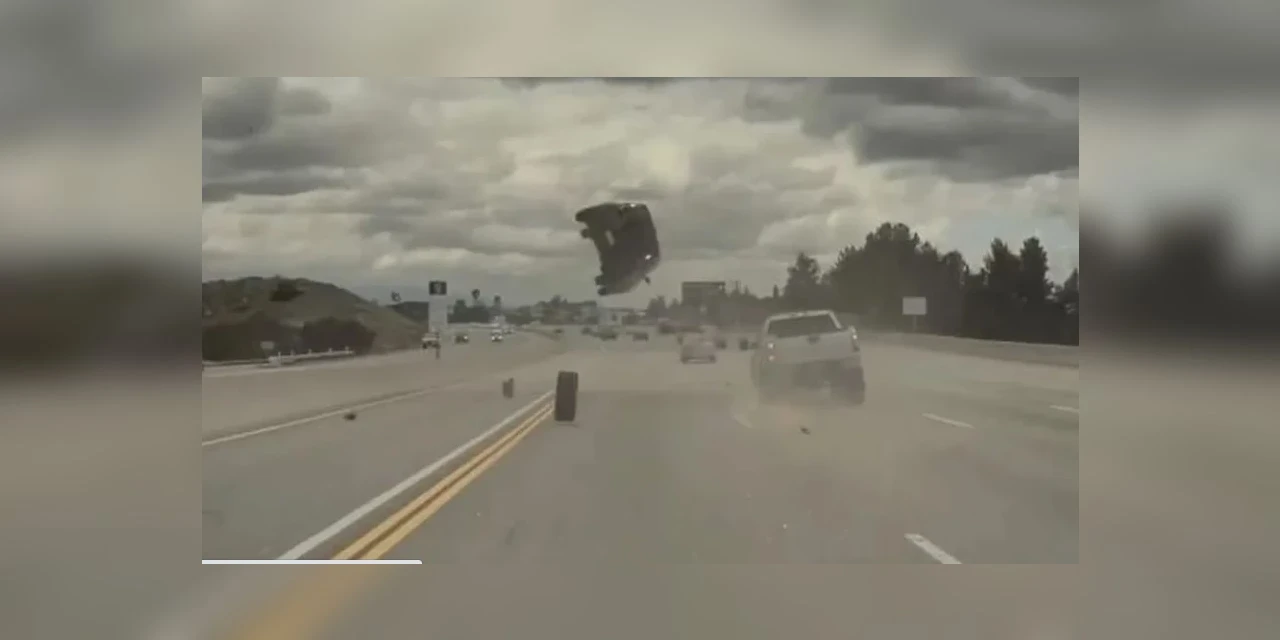 Vídeo: Carro levanta voo após ser atingido por pneu