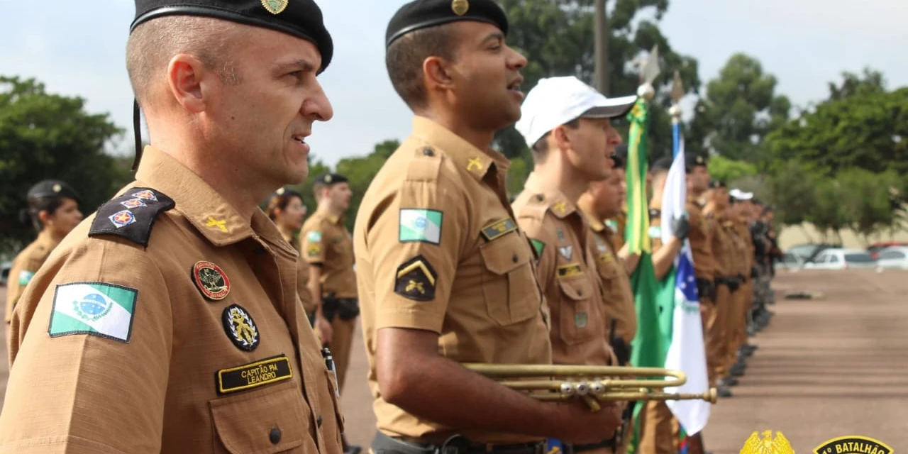 Fotos: 1º BPM realiza formatura mensal com homenagens a policiais