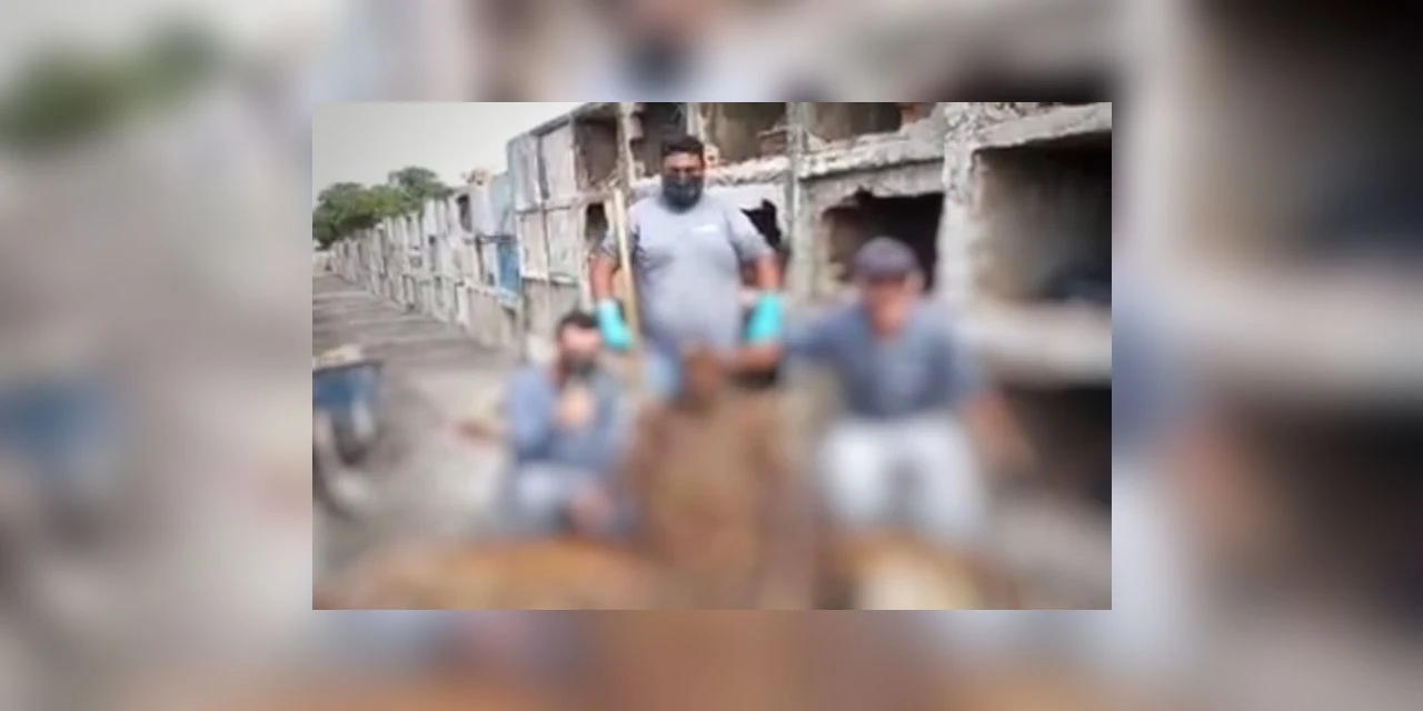 Vídeo: Funcionários debocham e tiram fotos com corpo em cemitério do Paraná