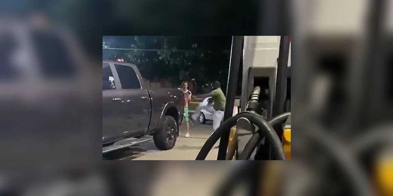 Vídeo: Homem saca revólver e atira em outro após briga em posto de combustíveis