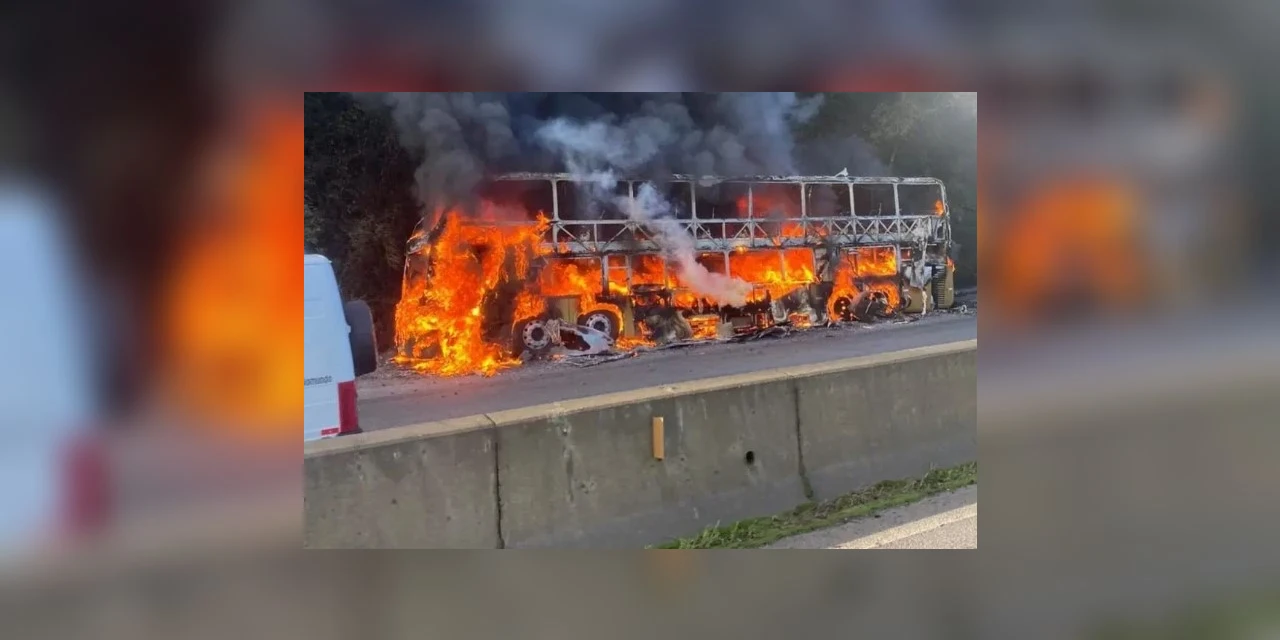 Ônibus de turismo é destruído por incêndio em Morretes
