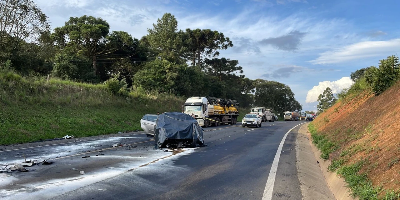 Acidente entre dois carros e um caminhão termina com uma morte em Palmeira