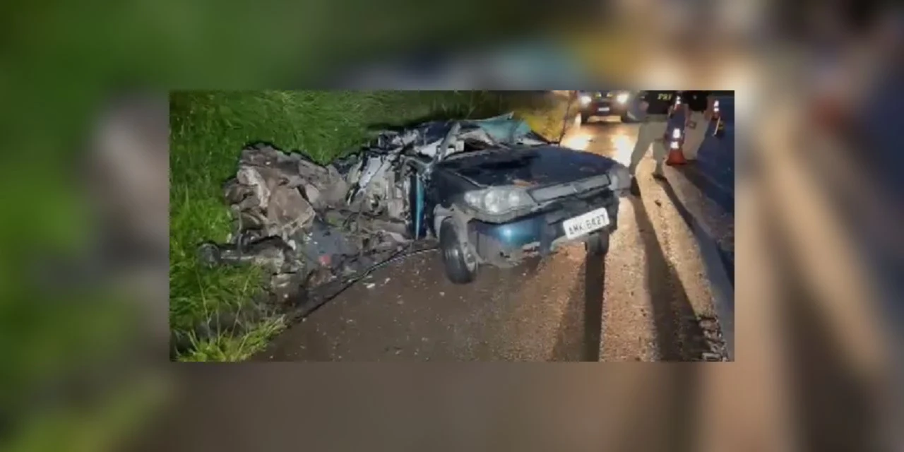 Duas pessoas morrem em acidente entre carro e caminhão no PR