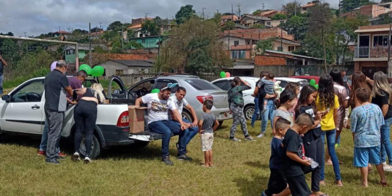 Fotos: Motoristas de aplicativos se reúnem e doam 700 kits de Páscoa em vilas de PG