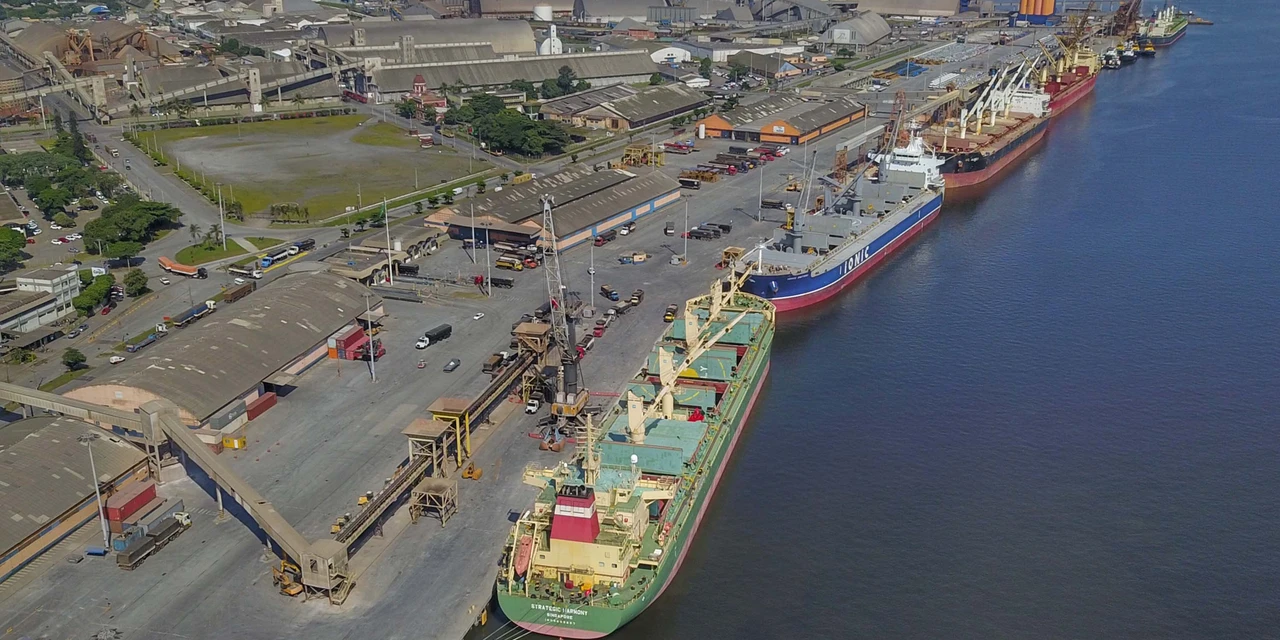 PF investiga vazamento de nafta no Porto de Paranaguá