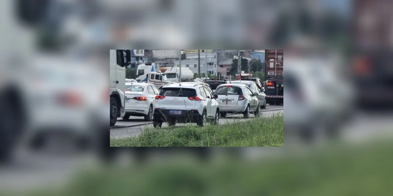 Em duas horas, PRF flagra 126 veículos usando acostamento irregularmente no PR