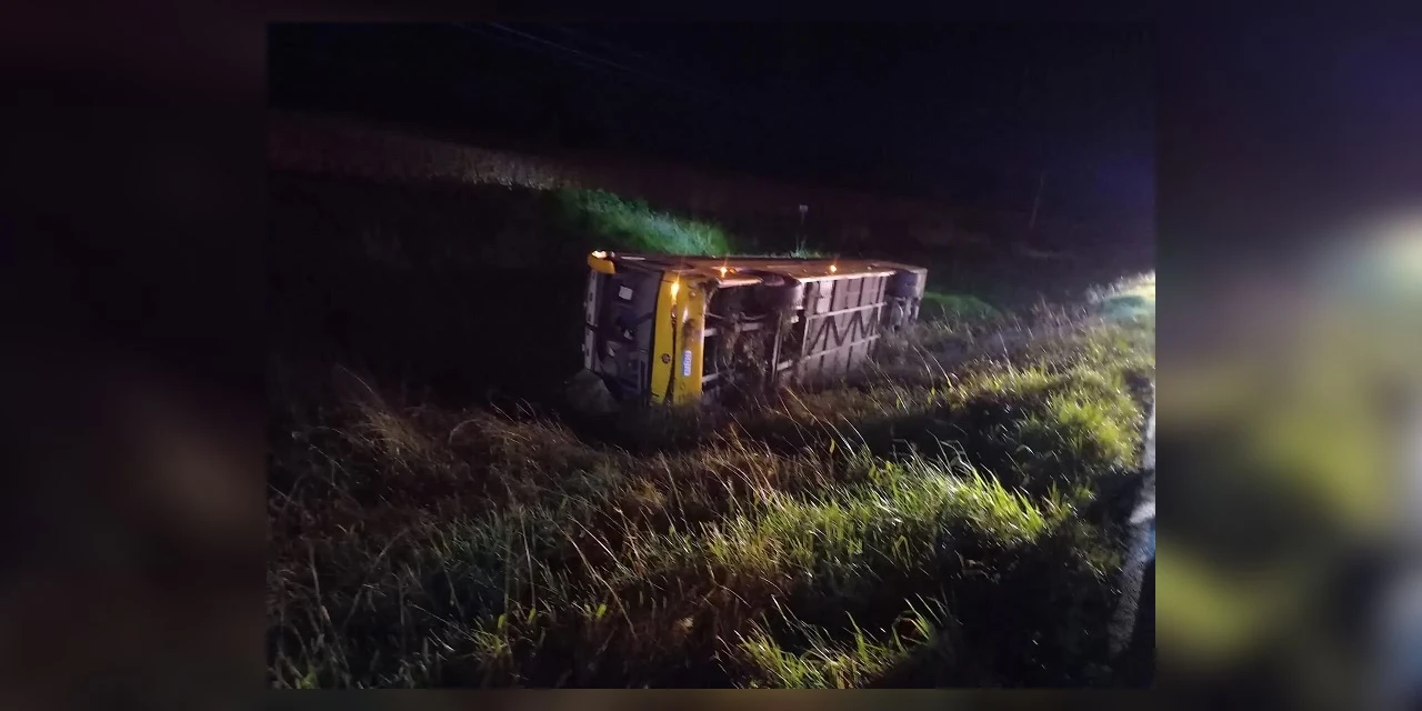 Ônibus com trabalhadores tomba na BR-277 e 18 pessoas ficam feridas