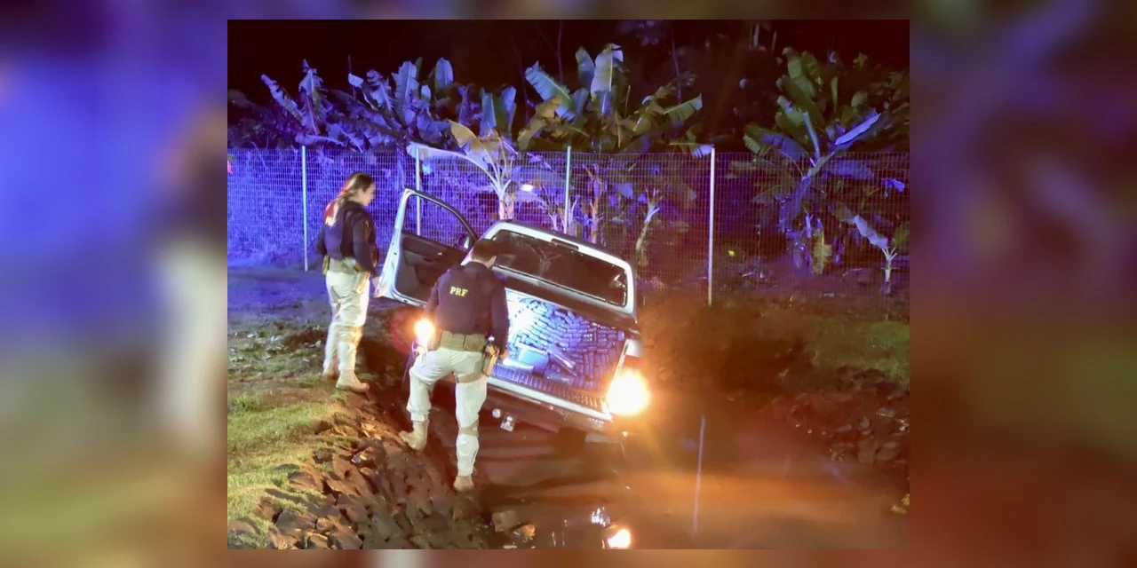 PRF apreende quase uma tonelada de maconha, recupera caminhonete roubada e prende homem no Paraná