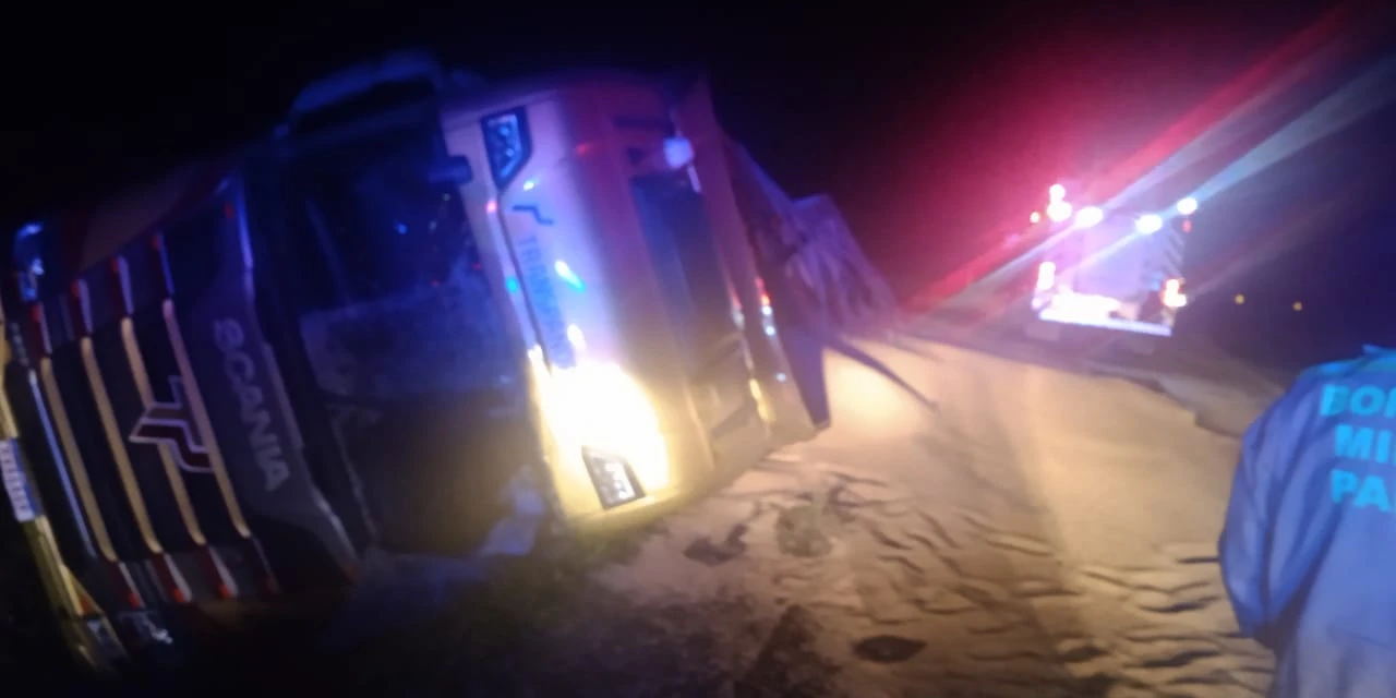 Motorista fica ferido após caminhão tombar na BR-376 em Ponta Grossa