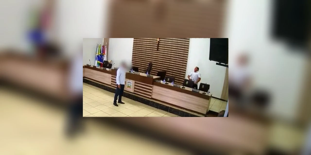 Vereador é cassado após apontar arma para morador em sessão no Paraná