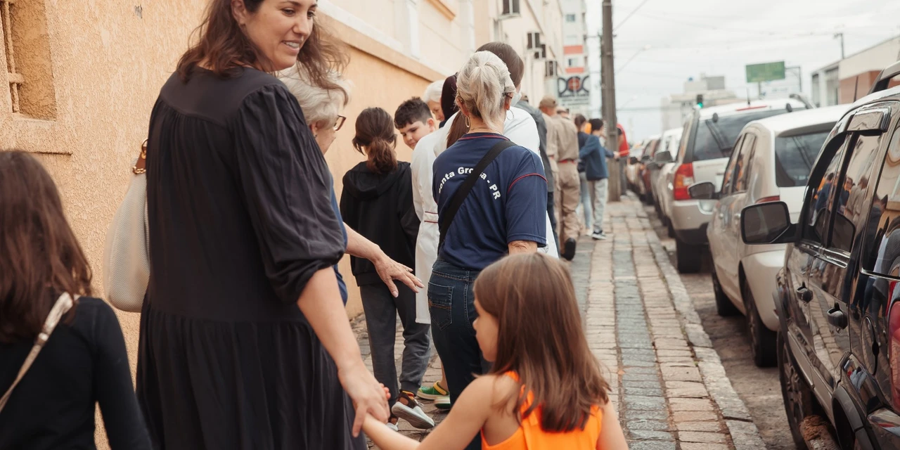Campanha Unidos pela Filantropia: Abraço comunitário na Santa Casa e HCor Bom Jesus reúne cerca de 300 pessoas em PG; veja as fotos