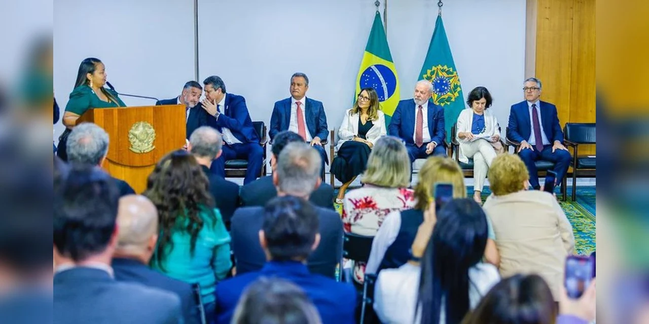 Lula assina projeto de lei que garante verba para piso da enfermagem
