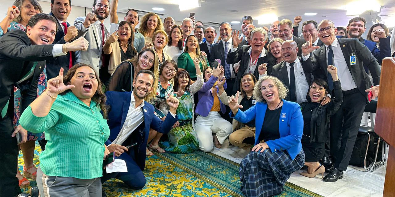 "Vitória da categoria que se dedica à vida do povo", afirma Gleisi Hoffmann após Lula assinar PL que garante verba para piso da enfermagem