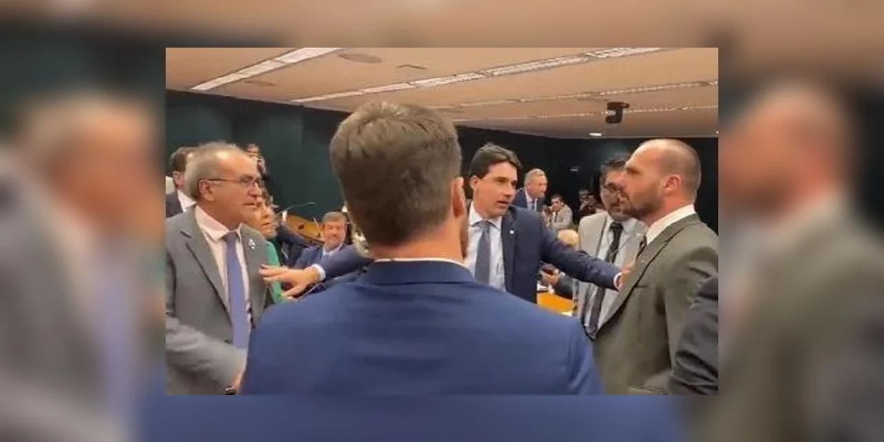 Vídeo: Eduardo Bolsonaro parte para cima de deputado após facada ser questionada: “Te enfio a mão na cara”