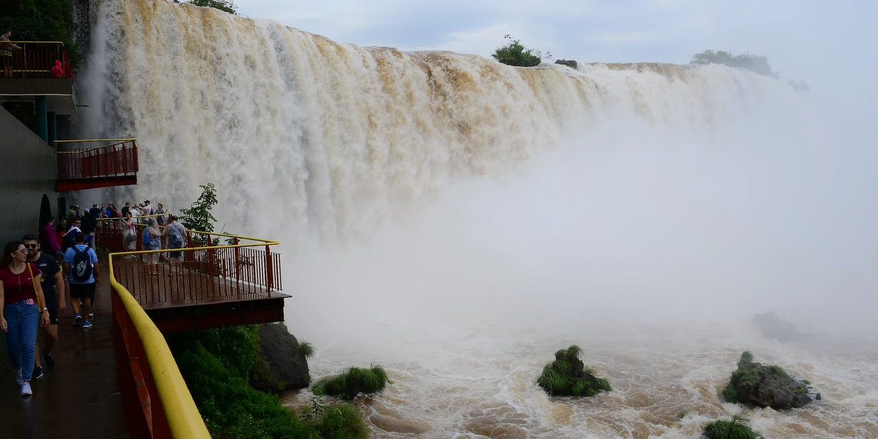 Cataratas do Iguaçu está com vazão d'água de 3 milhões de litros