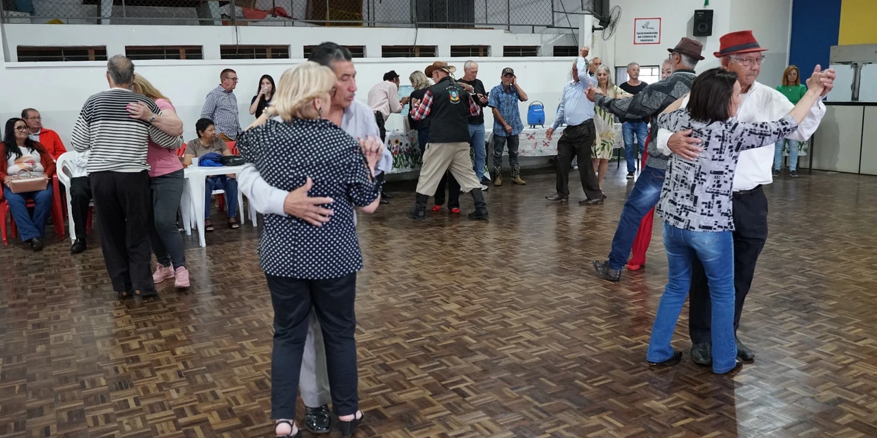 Público prestigia Baile do Cecon Nova Rússia