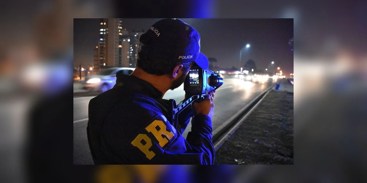 PRF flagra 8,4 mil veículos acima da velocidade durante o feriado de Tiradentes no Paraná