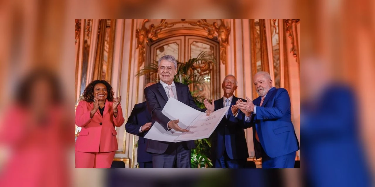 Lula assina e entrega diploma do Prêmio Camões a Chico Buarque