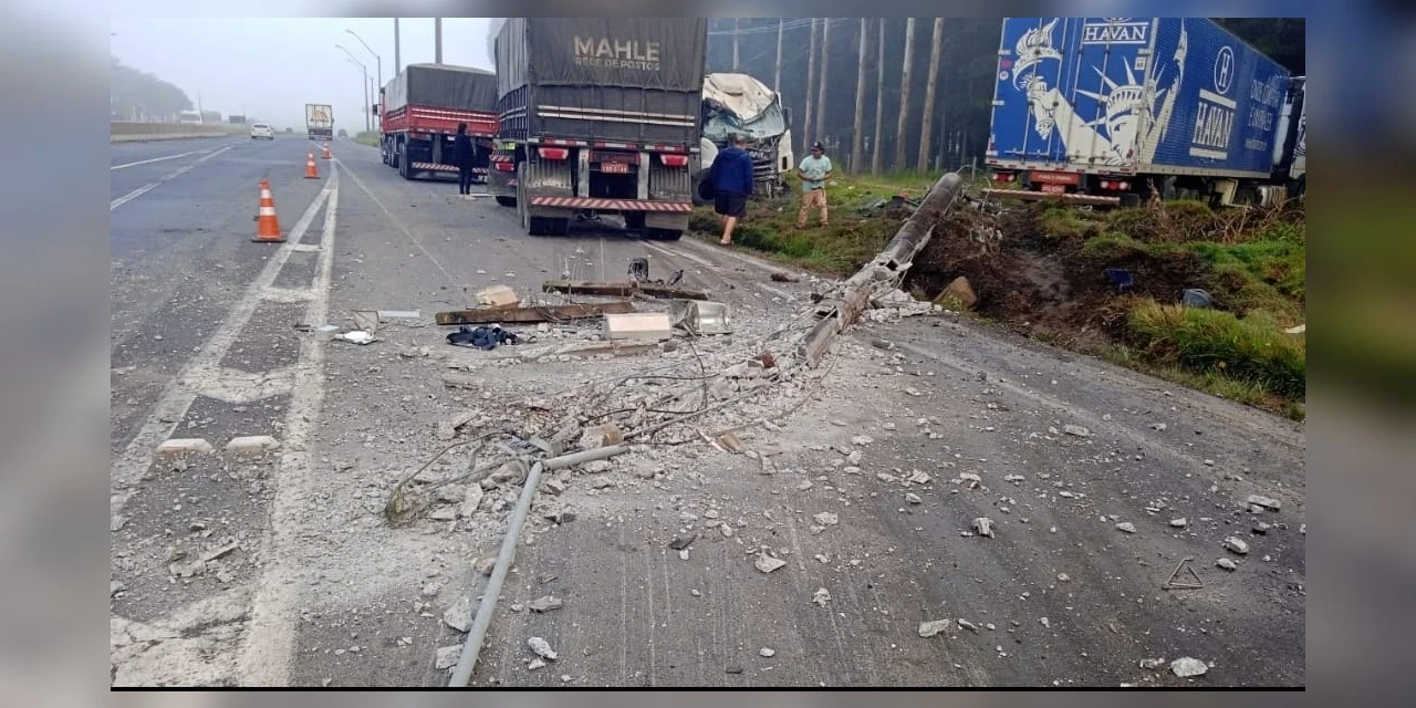 Caminhão colide contra poste e provoca acidente com outros dois veículos na BR-376