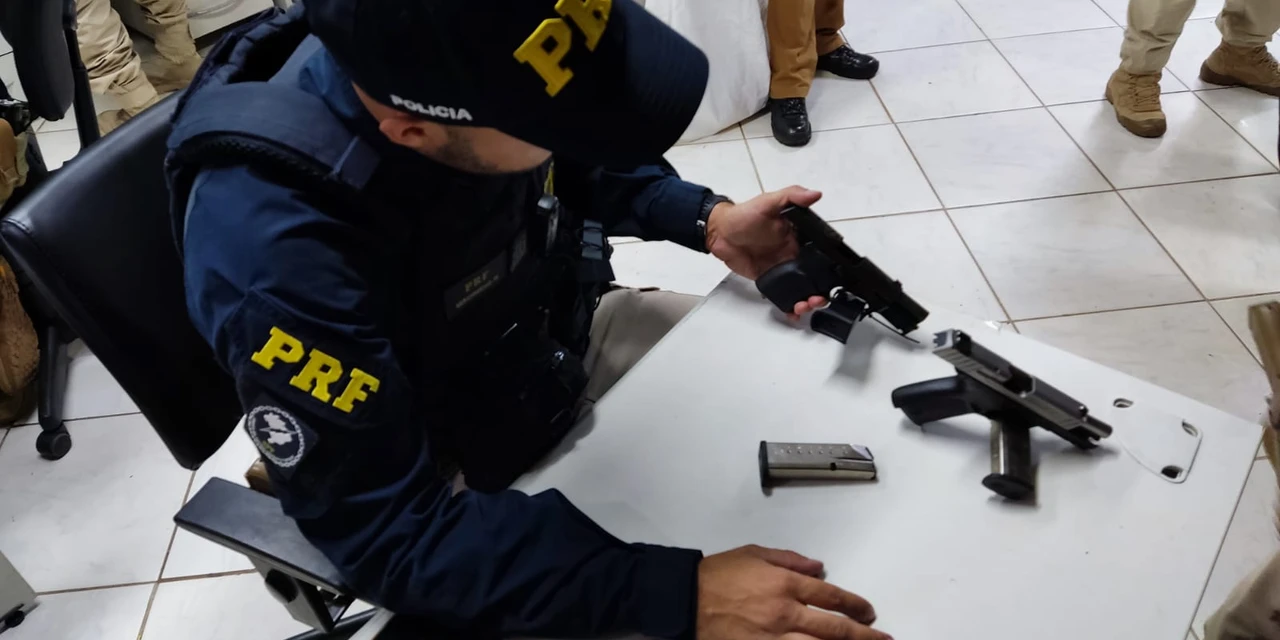 Passageira de ônibus é flagrada com duas armas de fogo sob a roupa na BR-277