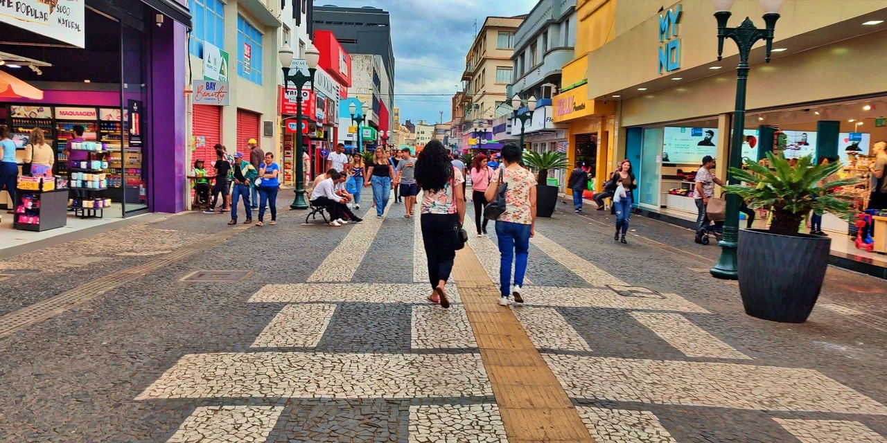 Comércio de rua e lojas do shopping fecham no Dia do Trabalhador