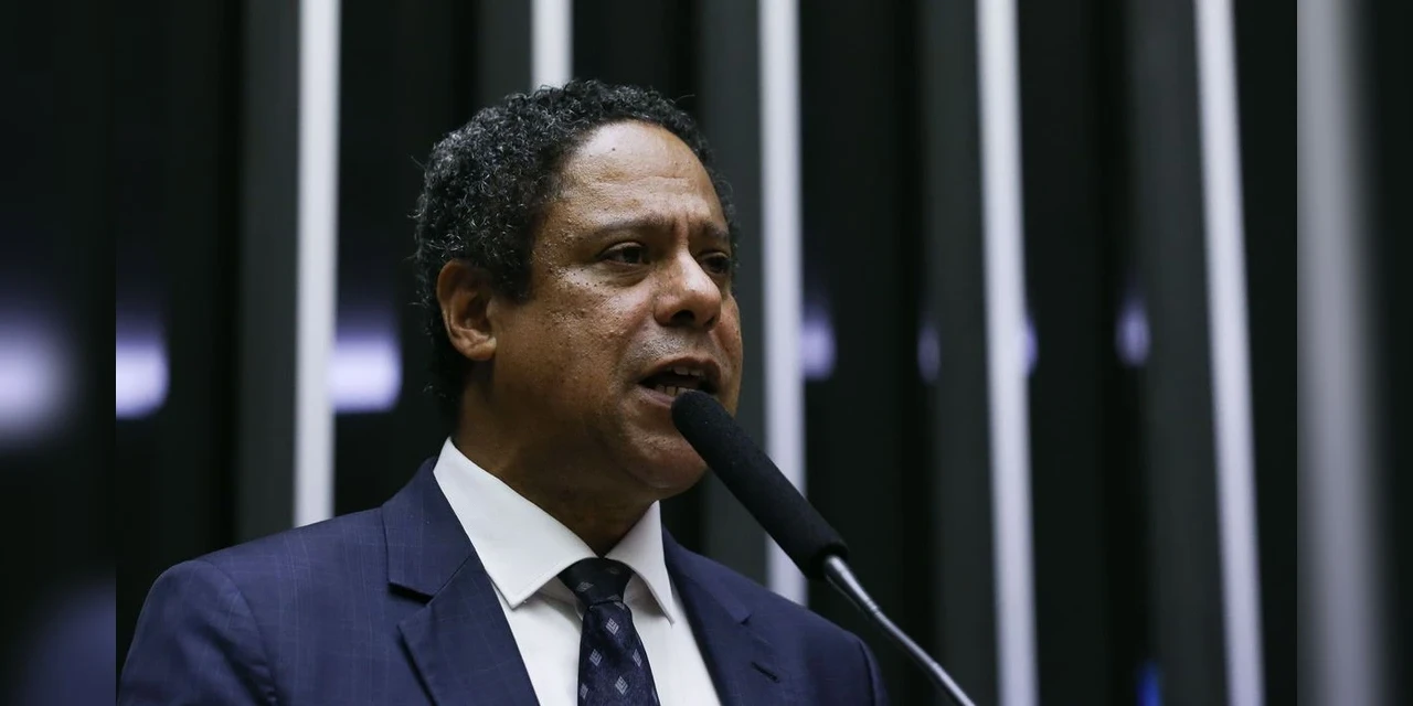 Relator protocola parecer do PL das Fake News