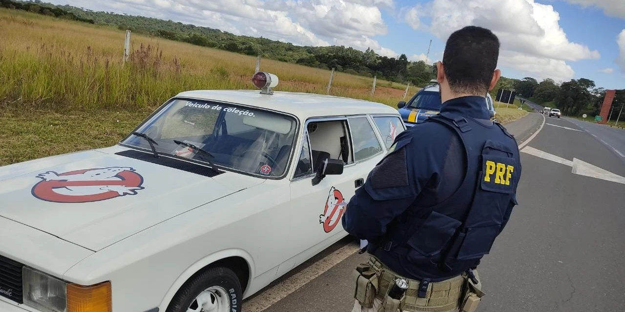 Viatura dos 'Caça-Fantasmas' enguiça na BR-376 após fiscalização da PRF