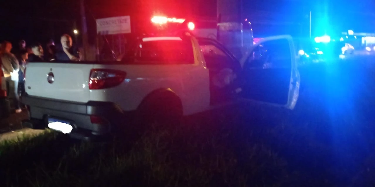 Motorista fica em estado grave após veículo colidir contra poste na Souza Naves