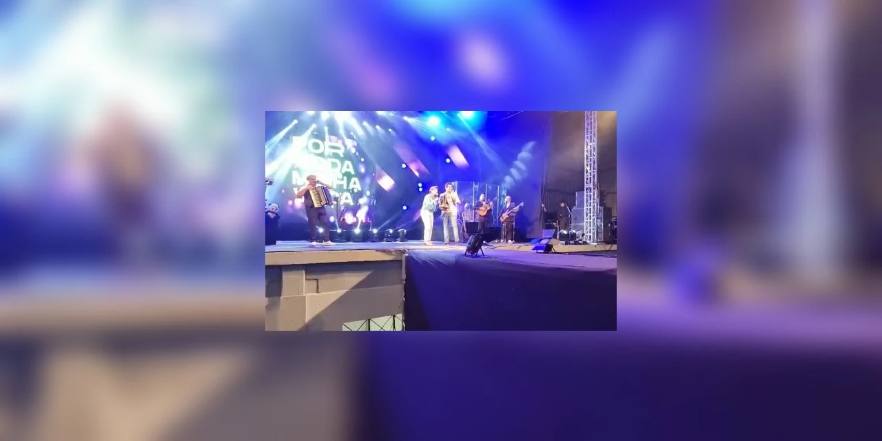 Vídeo: Veja o momento em que prefeita Elizabeth sobe ao palco com cantor Daniel