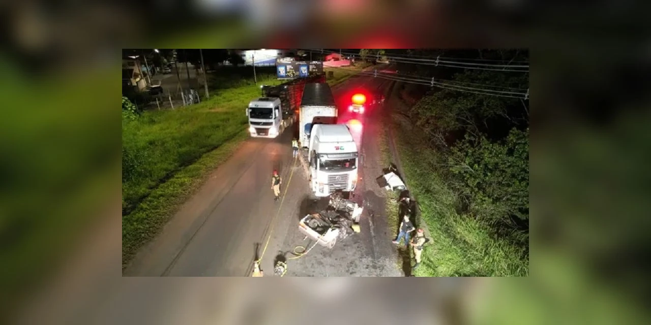 Três pessoas morrem em grave acidente na PR-218