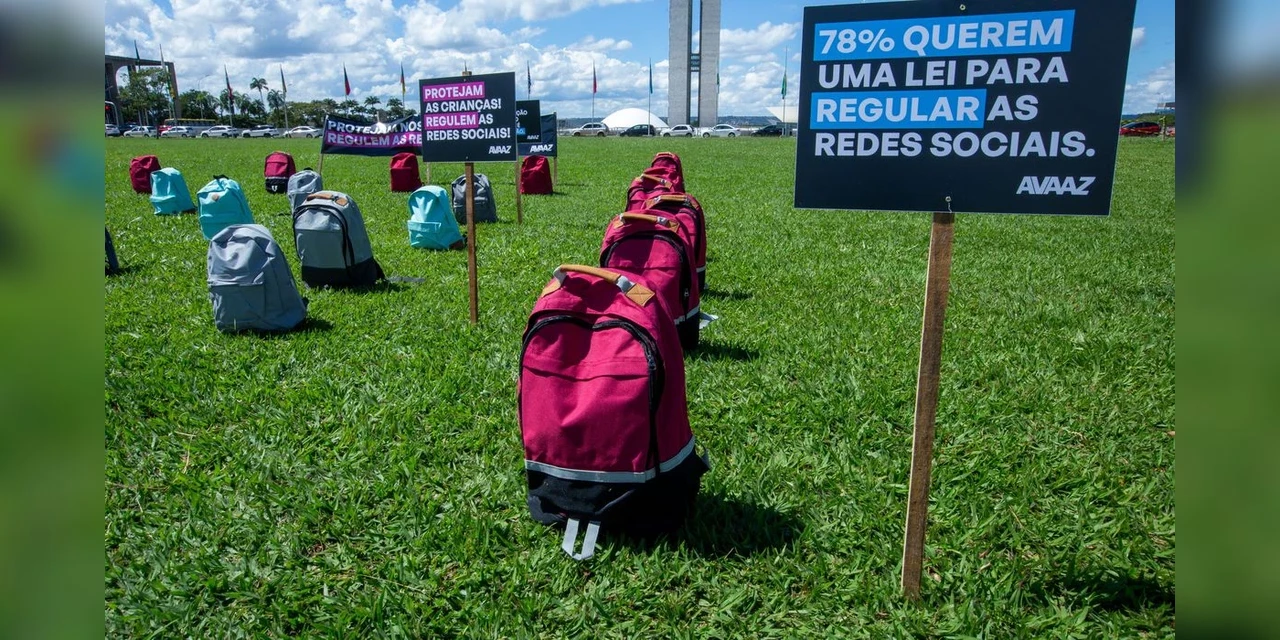 Ato no gramado do Congresso lembra vítimas de ataques em escolas