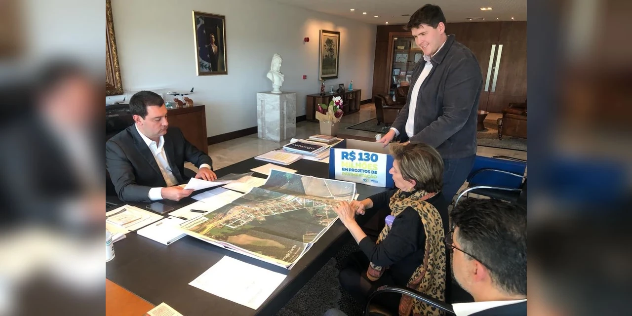 PG leva R$ 130 milhões em projetos de infraestrutura para o governador Ratinho Jr