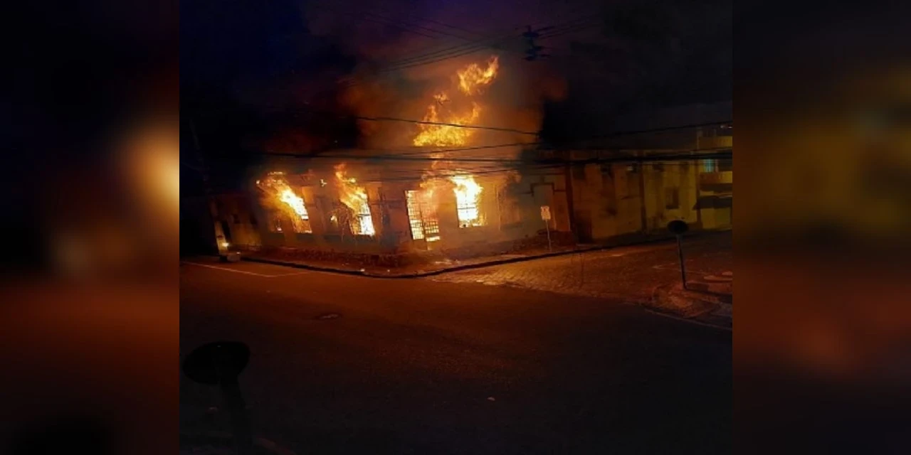 Incêndio atinge hotel no Centro de PG durante a madrugada