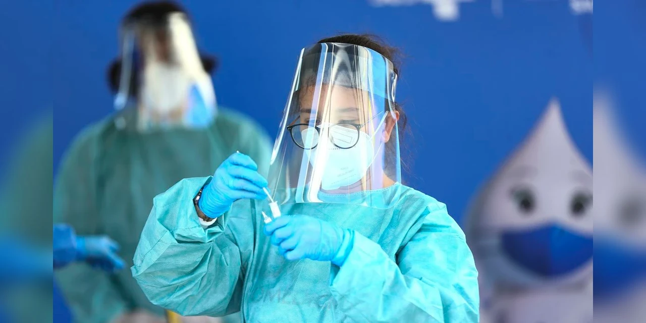 Covid-19 não acabou e vacinação segue fundamental, alerta ministra