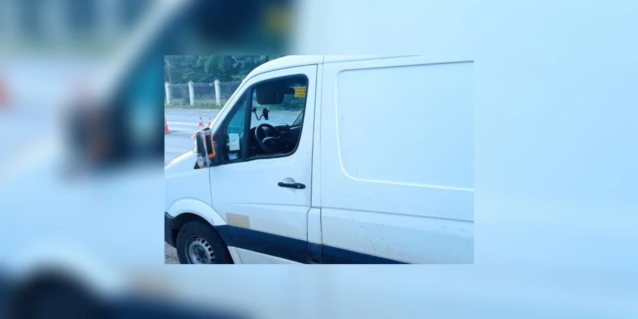 Motorista é multado após usar espelho de banheiro como retrovisor