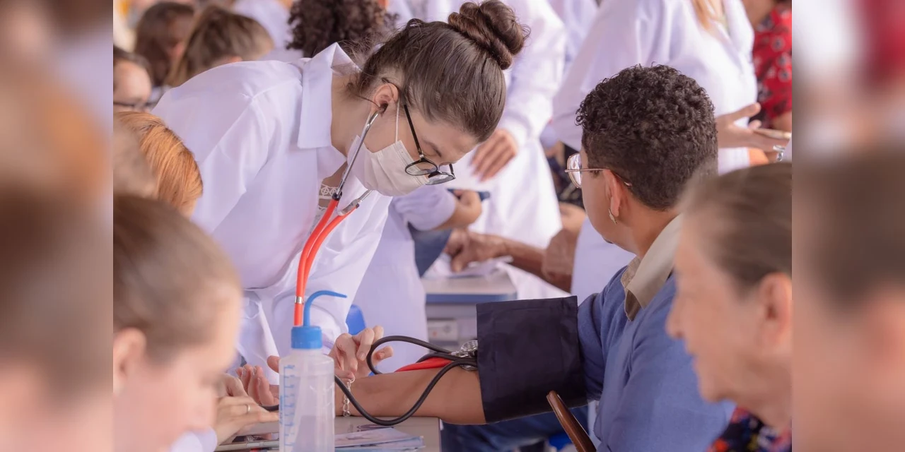 UEPG promove ação para comunidade sobre uso racional de medicamentos e atendimento em saúde