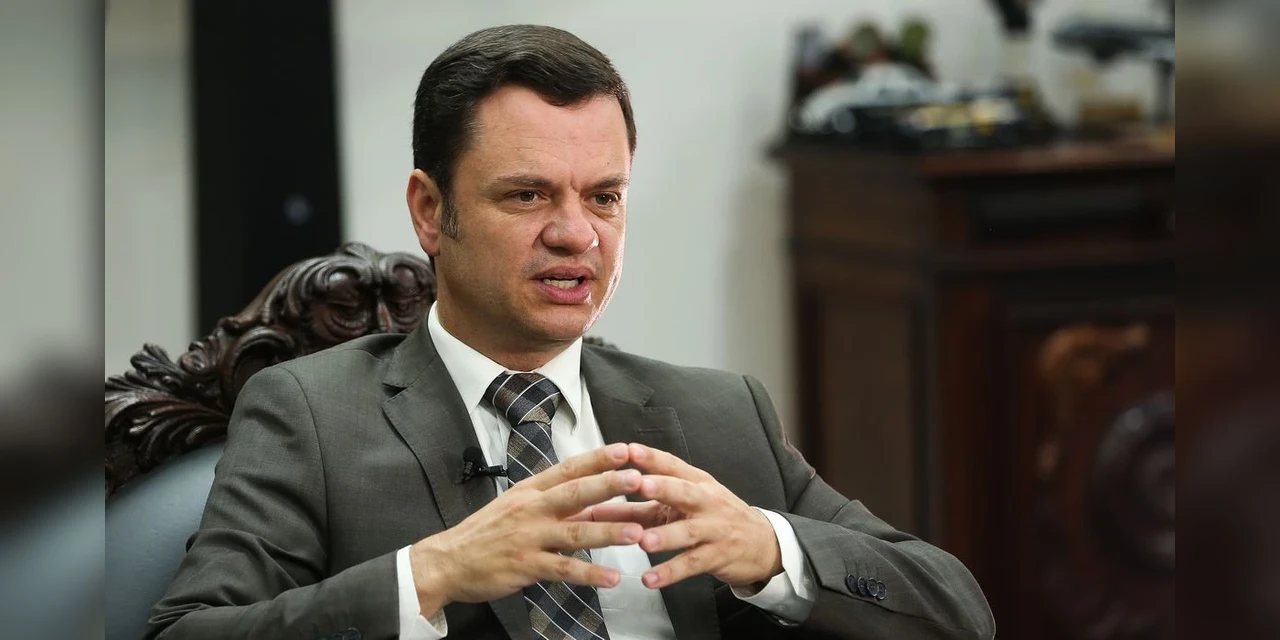 Torres deixa sede da PF após depoimento sobre ação da PRF nas eleições