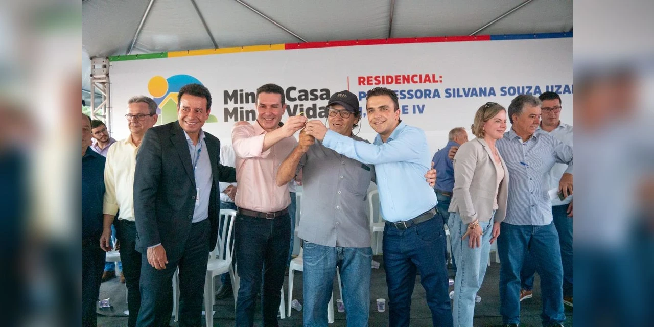 Aliel Machado participa da entrega de 183 casas no Paraná