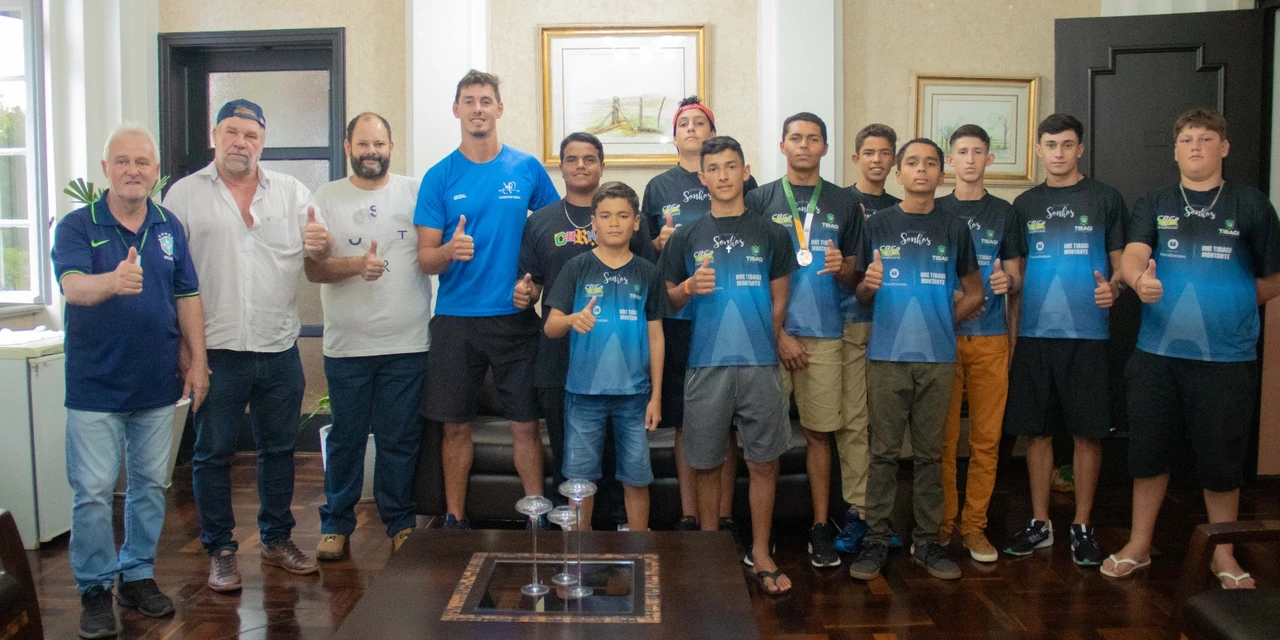 Prefeito de Tibagi recebe atletas da canoagem que disputaram competição internacional