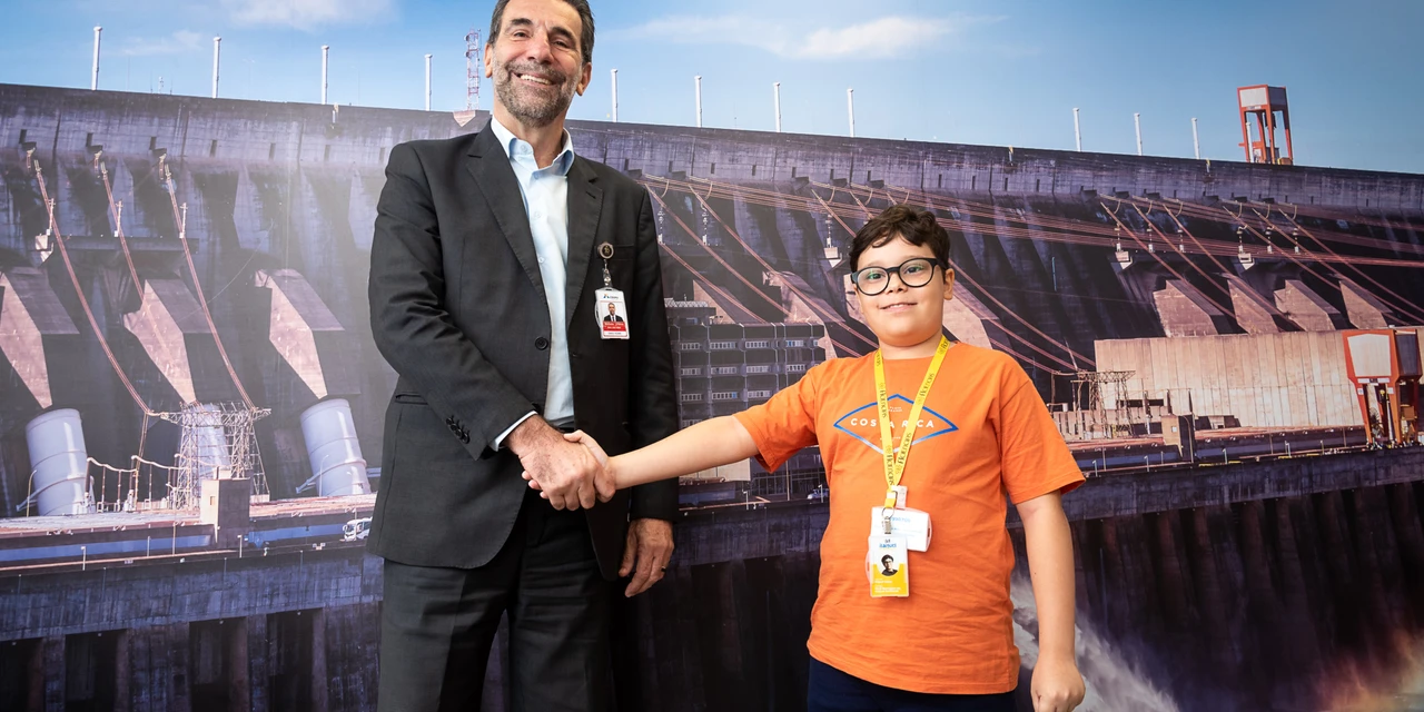 Enio Verri recebe visita de jovem autista que desenvolveu hiperfoco por Itaipu