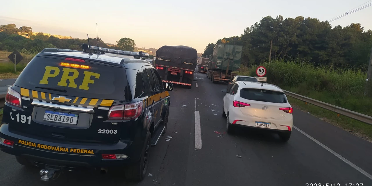 Engavetamento entre cinco veículos deixa dois feridos na BR-376 em PG