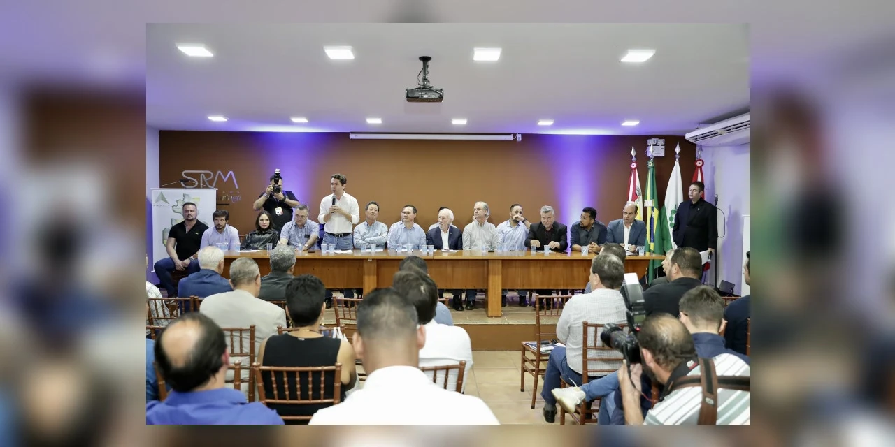 Ao lado de governador em exercício, deputados recebem pleitos de 30 municípios da região de Maringá