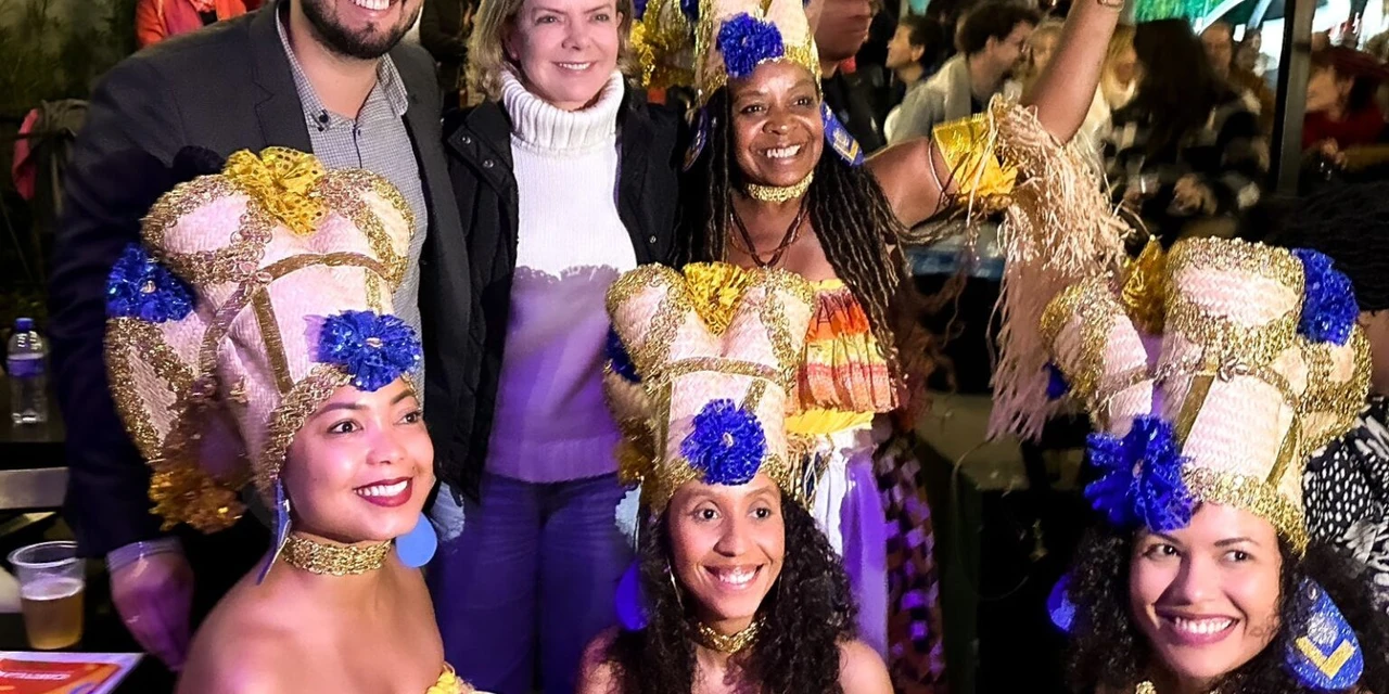 Depois de visitar Francisco Beltrão, Gleisi Hoffmann participa de encontro cultural em Curitiba