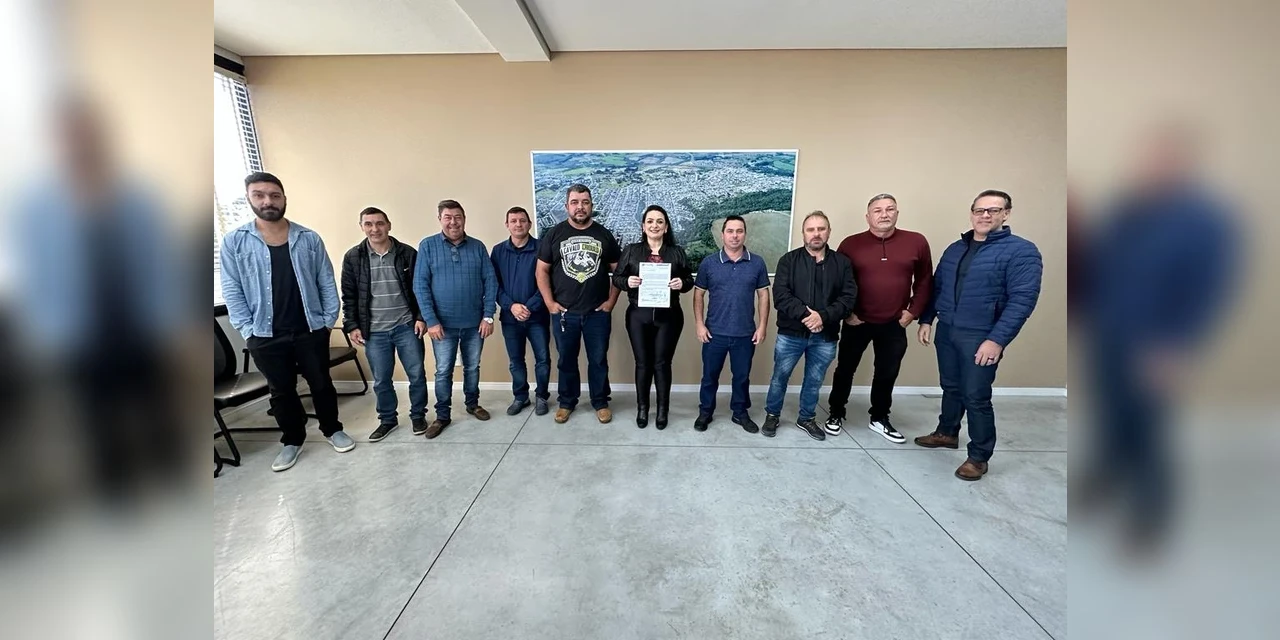 Ao lado dos vereadores, Elisangela anuncia implantação de transporte coletivo municipal gratuito em Carambeí