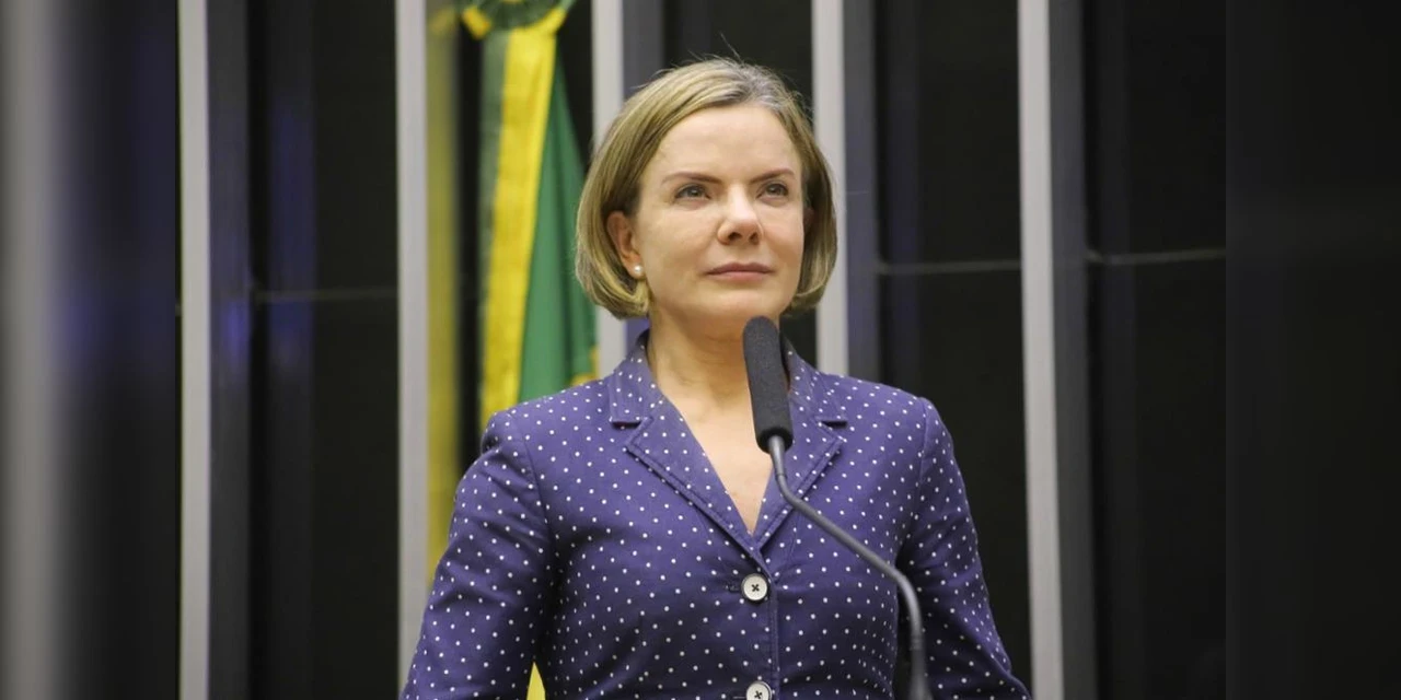 "Os tempos de combustível caro pra distribuir lucros bilionários acabaram", afirma deputada Gleisi Hoffmann sobre nova política de preços da Petrobras